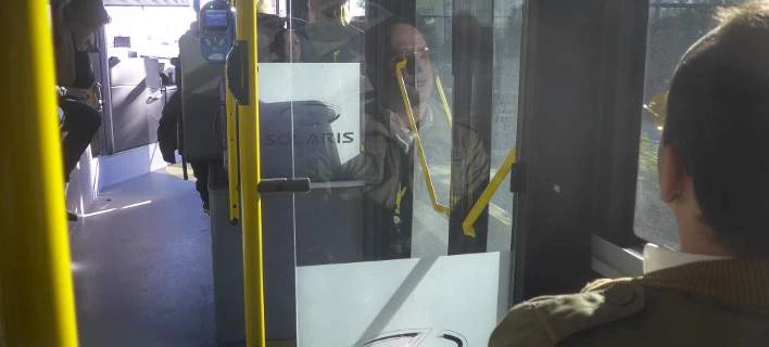 Τρόμος στη Λιοσίων: Άγνωστος πυροβόλησε λεωφορείο με αεροβόλο
